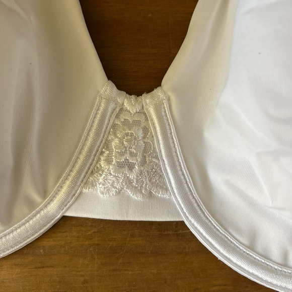 Vanity Fair women’s underwire bra NWT. Size 36C comes from smoke free home. - Picture 4 of 6